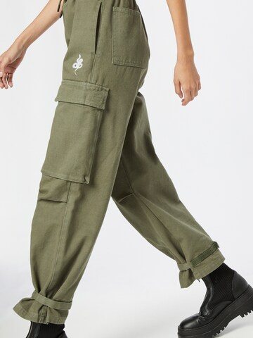 Loosefit Pantalon cargo 'Mia' ABOUT YOU x INNA en vert