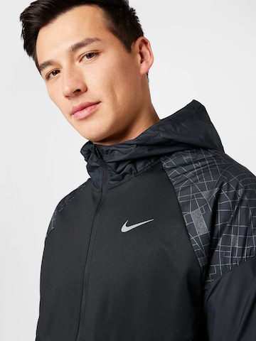 NIKE Sportjacke in Schwarz