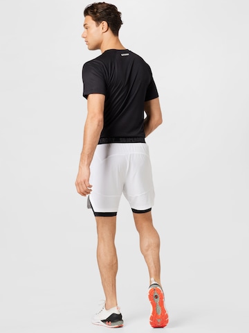 Superdry Slimfit Sportshorts in Weiß