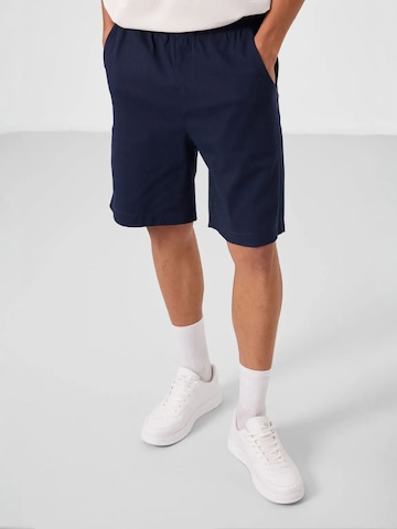 Pantalon chino Tommy Life en bleu : devant