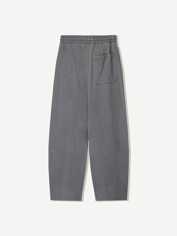 Bershka Wide Leg Housut värissä harmaa