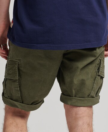 Regular Pantalon cargo Superdry en vert