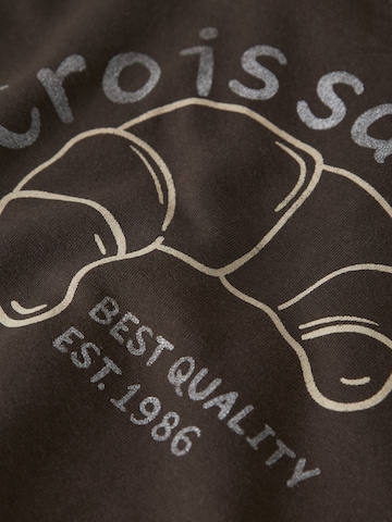 NAME IT - Sudadera en marrón