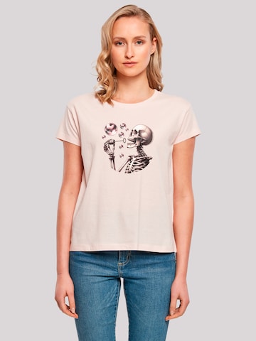 F4NT4STIC Shirt 'Cute Goth Skeleton Blowing Heart Shaped Bubbles' in Roze: voorkant