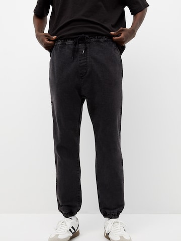 Pull&Bear Tapered Jeans in Black: front