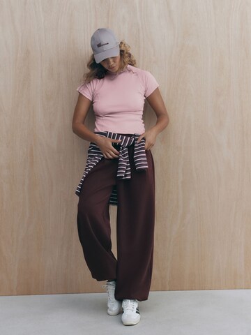 self. Tapered Hose in Rot