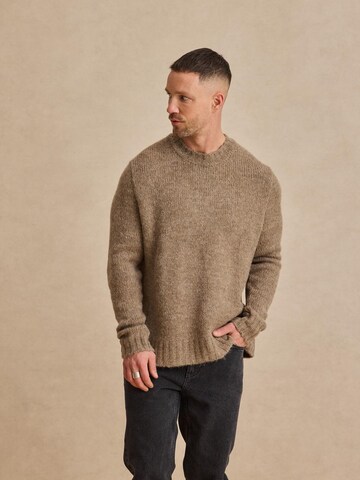 DAN FOX APPAREL Pullover 'Neo' in Braun: predná strana