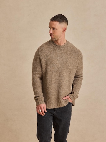 DAN FOX APPAREL Trui 'Neo' in Bruin: voorkant