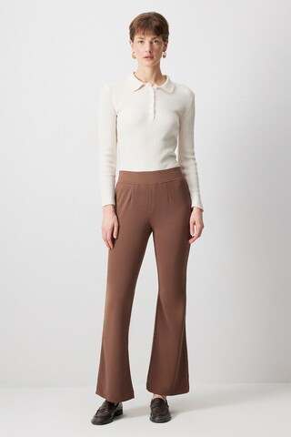 Touche Prive Regular Trousers in Brown