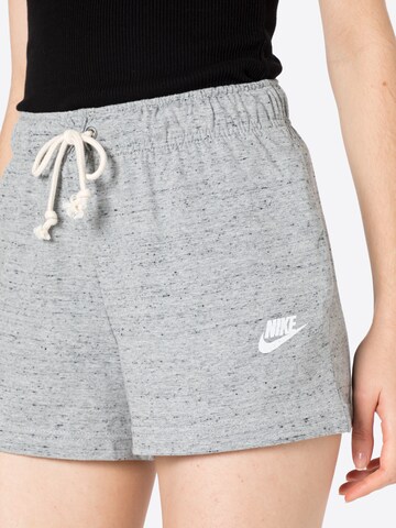 Nike Sportswear Normalny krój Spodnie w kolorze szary