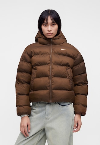 Nike Sportswear Winterjas 'CLSSC' in Bruin: voorkant
