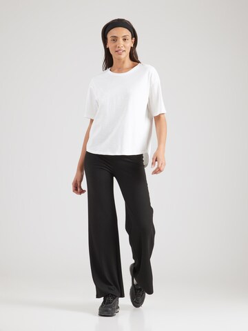 ONLY PLAY - Camiseta funcional 'ONPSTAY' en blanco