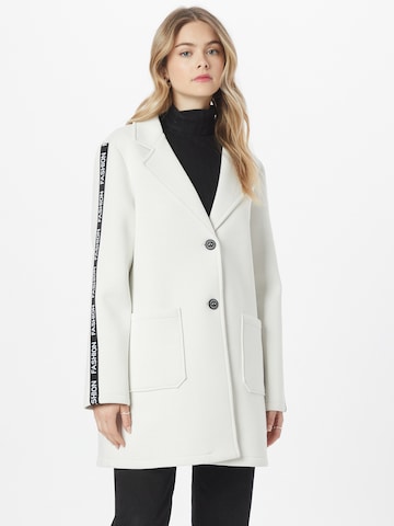 Amber & June Ανοιξιάτικο και φθινοπωρινό παλτό σε λευκό: μπροστά