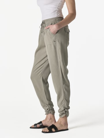 KOROSHI Tapered Housut värissä vihreä