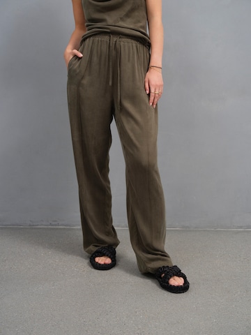 A LOT LESS Wide leg Pants 'Johanna' in Green: front