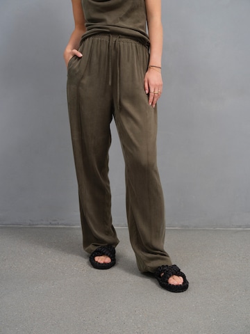 A LOT LESS Wide leg Trousers 'Johanna' in Green: front