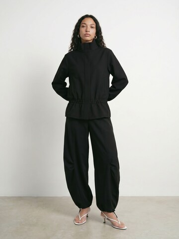 HYPEDROP - Barrel Pantalón 'FARAH' en negro