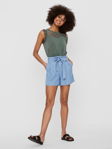 VERO MODA Loosefit Élére vasalt nadrágok 'Mia' - kék