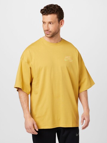 Nike Sportswear Тениска в жълто: отпред