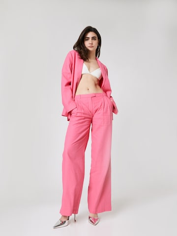 LENI KLUM x ABOUT YOU Loose fit Pleat-Front Pants 'Valeria' in Pink