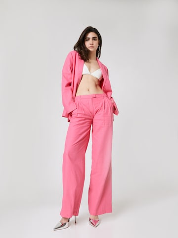 Loosefit Pantaloni con pieghe 'Valeria' di LENI KLUM x ABOUT YOU in rosa