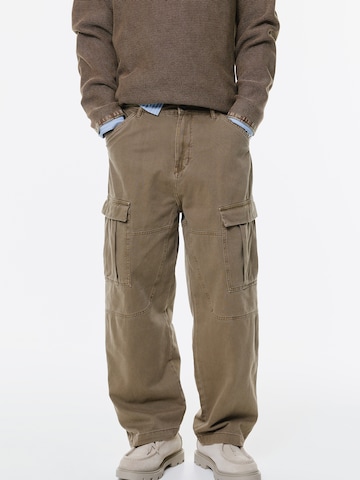 Pull&Bear Baggy Cargo trousers in Brown: front