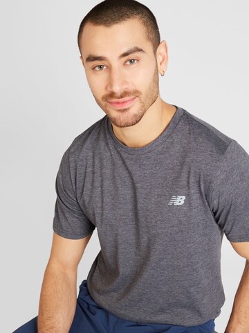 new balanceTehnička sportska majica 'Essentials' - siva boja