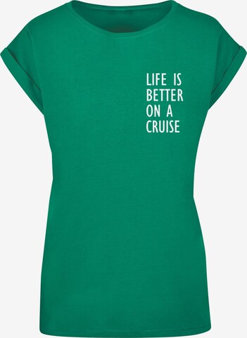 Merchcode T-Shirt 'Life Is Better' in Grün: predná strana