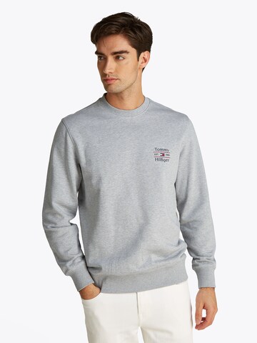 TOMMY HILFIGER Свитшот в Серый: спереди