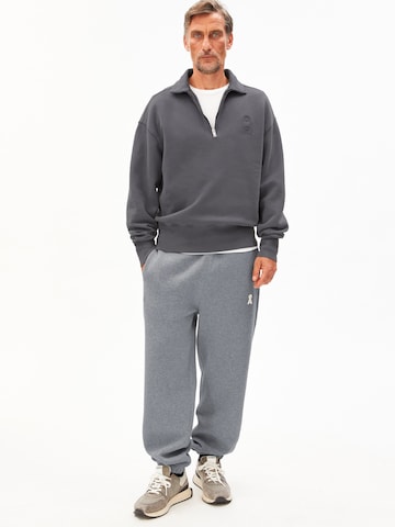 Sweat-shirt 'ICONIC Å TEMAAL' ARMEDANGELS en gris