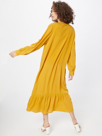 PULZ Jeans - Vestidos camiseiros 'DEE' em amarelo