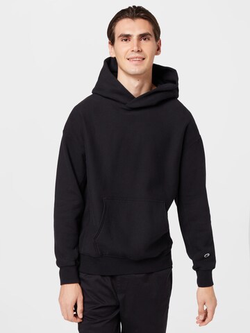 Champion Reverse Weave Sweatshirt in Zwart: voorkant