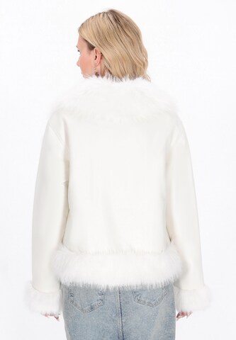 Veste d’hiver 'Fashion Look' IZIA en blanc
