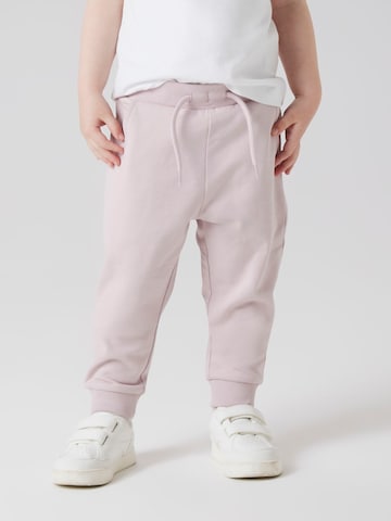NAME IT Конический (Tapered) Штаны 'NMNSeli' в Лиловый: спереди