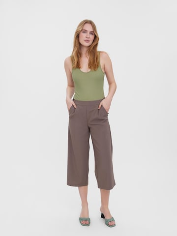 VERO MODA - Pierna ancha Pantalón plisado 'COOKIE' en marrón