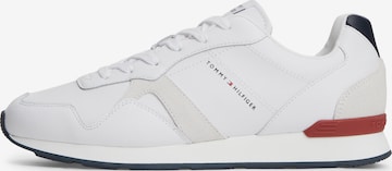 Baskets basses 'Core' TOMMY HILFIGER en blanc : devant