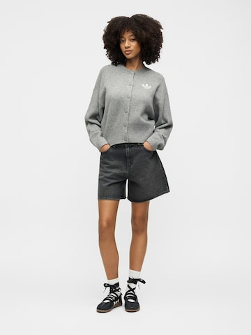 ADIDAS ORIGINALS - Casaco de malha 'Essentials' em cinzento
