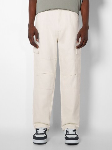 Bershka Loose fit Cargo Jeans in White: front