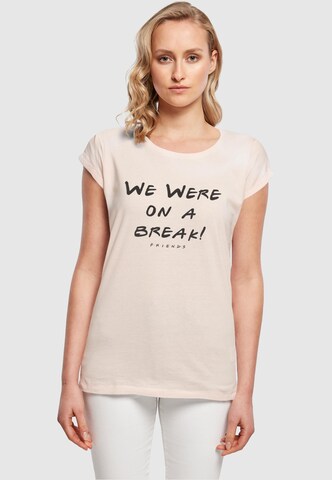 ABSOLUTE CULT T-Shirt 'Friends - We Were On A Break' in Pink: predná strana