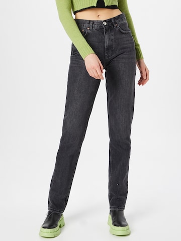 Coupe slim Jean Gina Tricot en noir : devant