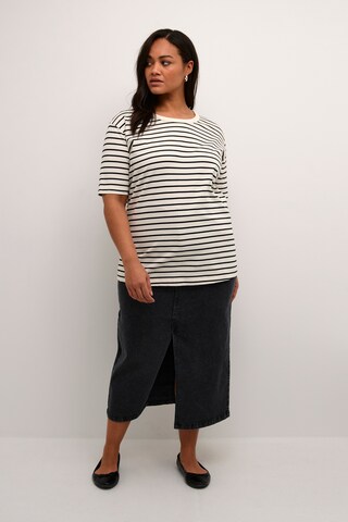 Tricou 'Winni' de la KAFFE CURVE pe alb