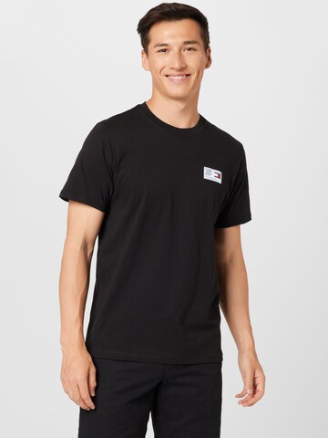 Tricou de la Tommy Jeans pe negru: față