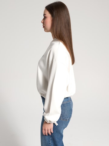 NOWIHT Sweatshirt 'Zephyrine' i hvid