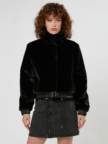 Influencer Übergangsjacke in Schwarz: Vorderseite