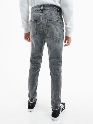 Calvin Klein Jeans Tapered Jeans in Grijs