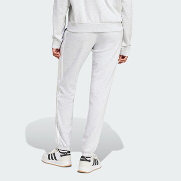 Tapered Pantaloni sportivi 'Essentials' di ADIDAS SPORTSWEAR in grigio