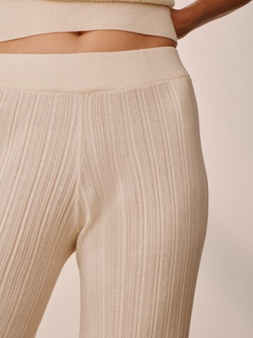 Flared Pantaloni 'Freya' di ABOUT YOU x Marie von Behrens in beige