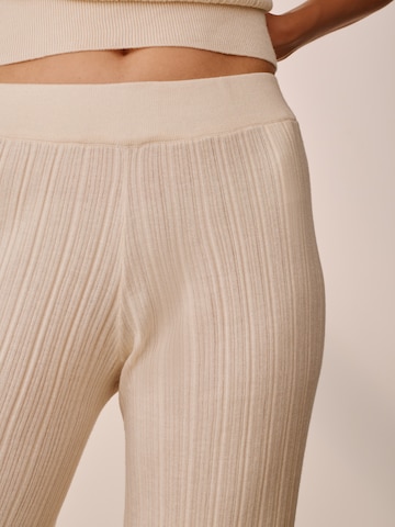 ABOUT YOU x Marie von Behrens - Acampanado Pantalón 'Freya' en beige