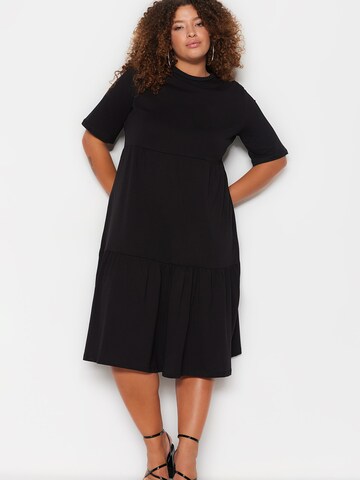 Robe Trendyol Curve en noir : devant