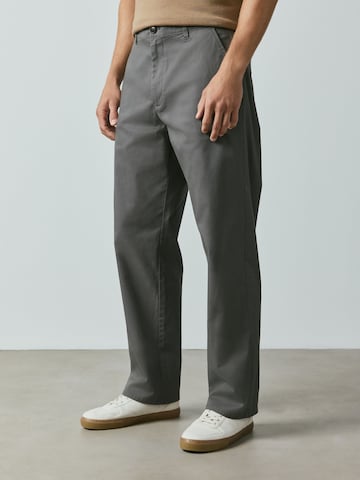Largi Pantaloni eleganți de la Next pe gri: față